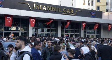 Eminönü'nde insan seli trafiği alt üst etti