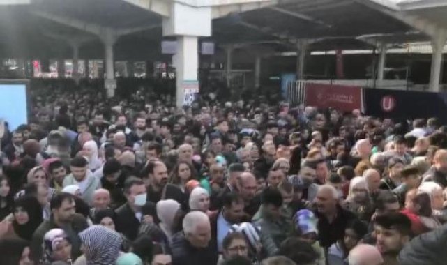 Eminönü'nde insan seli, tramvay seferleri durdu-1
