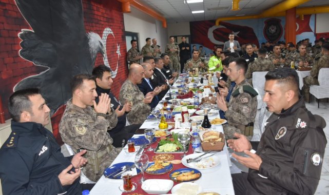 Emniyet Genel Müdürü Aktaş Özel Harekat Polisiyle sahur yaptı