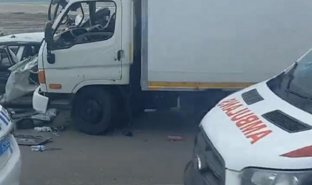Emniyet şeridinde patlayan lastiği değiştirirken kamyonet çarptı: 1 ölü, 3 yaralı