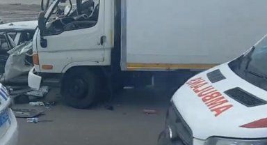 Emniyet şeridinde patlayan lastiği değiştirirken kamyonet çarptı: 1 ölü, 3 yaralı