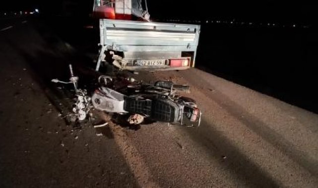 Emniyet şeridindeki kamyonete çarpan motosikletli öldü