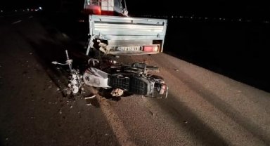Emniyet şeridindeki kamyonete çarpan motosikletli öldü