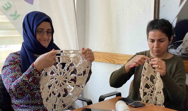 Engelli kadınlar ürettikleri el işi ürünlerle becerilerini geliştiriyor