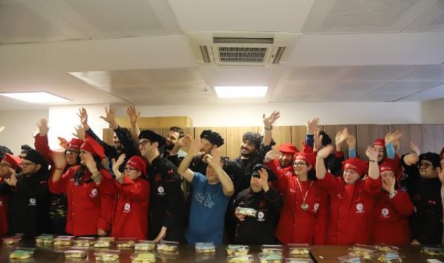 Engelli öğrenciler depremzede çocuklar için kurabiye yaptı