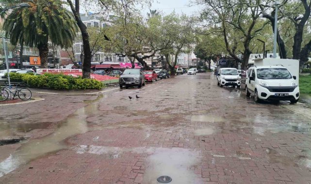 Erdek sağanak yağışın etkisinde kaldı