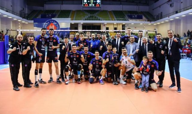 Erkekler AXA Sigorta Kupa Voley'de ilk finalist Halkbank