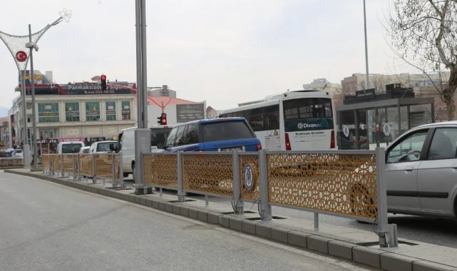 Erzincan'da dekoratif refüj bariyer yapım çalışması