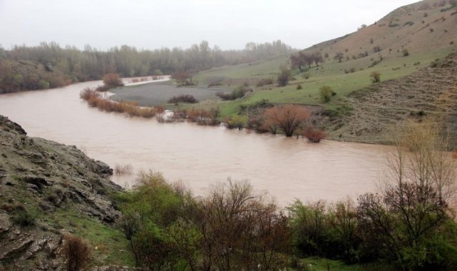 Erzincan'da yağmur nehir debilerini artırdı