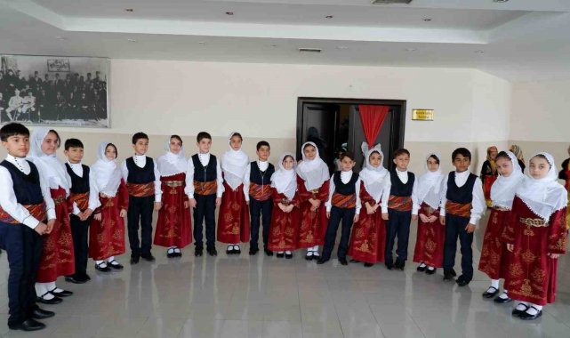 Erzurum'da çocukların 23 Nisan coşkusu sürüyor