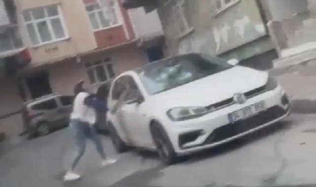 Esenler'de tartıştığı kişinin otomobiline sopa ile saldırdı