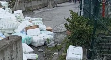Esenyurt'ta 3 gün bekletilen tır şoförü yükünü sokağa attı