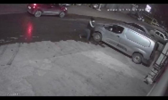 Esenyurt'ta çaldıkları araçla başka bir araç çalan şüpheliler kamerada