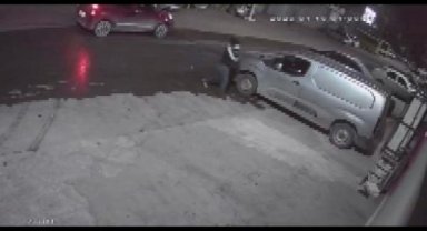 Esenyurt'ta çaldıkları araçla başka bir araç çalan şüpheliler kamerada
