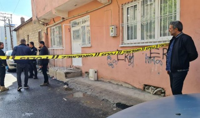Eşini eşarpla boğup, kuzenini de bıçaklayarak öldüren koca tutuklandı