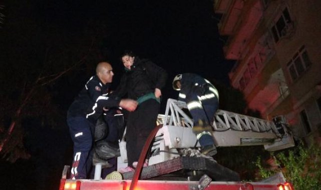 Ev yangınında kedisi 'Nuna'yı sırt çantasına koyup, kurtardı