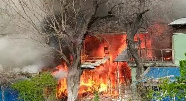 Evde çıkan yangın, bitişikteki 2 eve daha sıçradı
