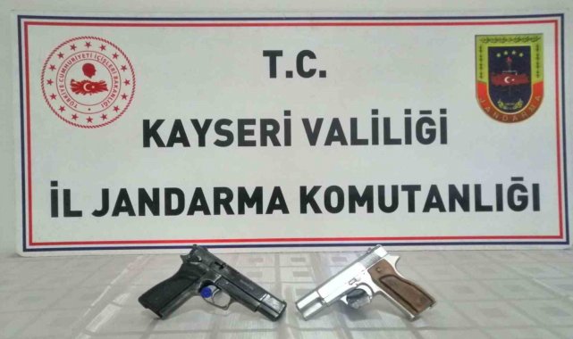 Evinde ruhsatsız tabancalarla yakalandı