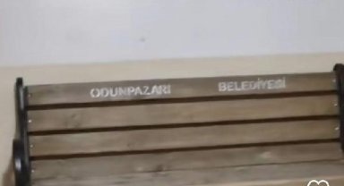 Evine götürüp aşkını ilan ettiği bankı, belediye geri istedi