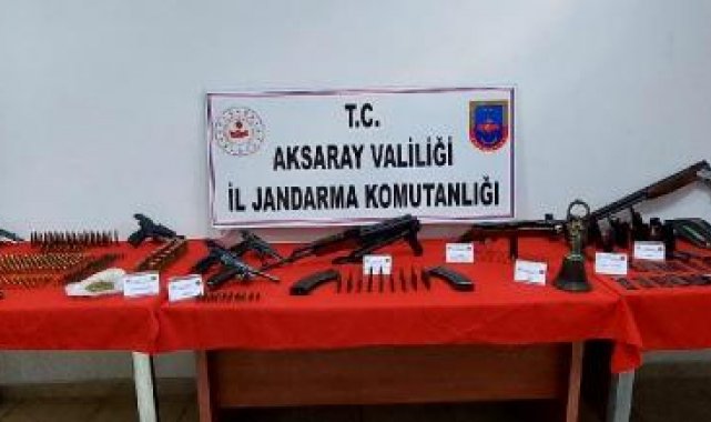 Evlerinde kaçak silahlarla yakalanan baba tutuklandı, oğlu serbest kaldı