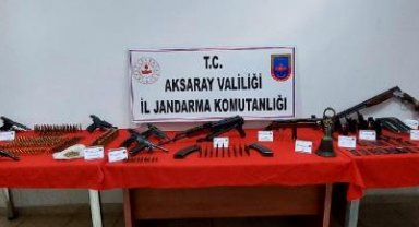 Evlerinde kaçak silahlarla yakalanan baba tutuklandı, oğlu serbest kaldı