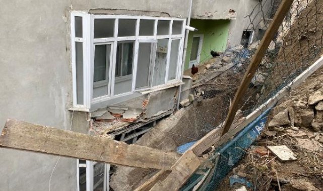 Eyüpsultan'da istinat duvarı çöktü, 5 bina tahliye edildi