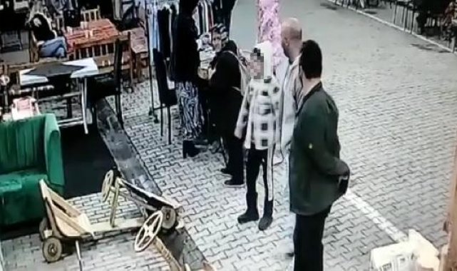 Eyüpsultan'da kendi oyaladı, masadaki telefonu çocuğa çaldırdı