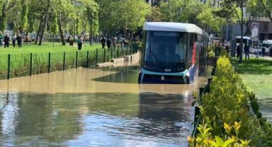 Eyüpsultan'da su borusu patladı, tramvaylar mahsur kaldı-2