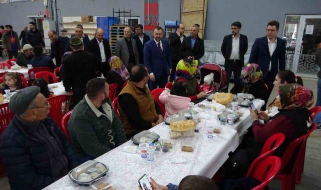 Ezine Belediyesi 9 bin kişilik iftar verdi