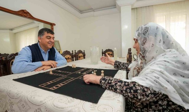 Fadıloğlu, 75 yaşındaki Fazilet İnceman ile peçiç oynadı