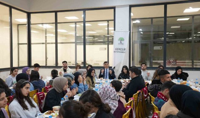 Fadıloğlu, öğrencilerle iftar açtı