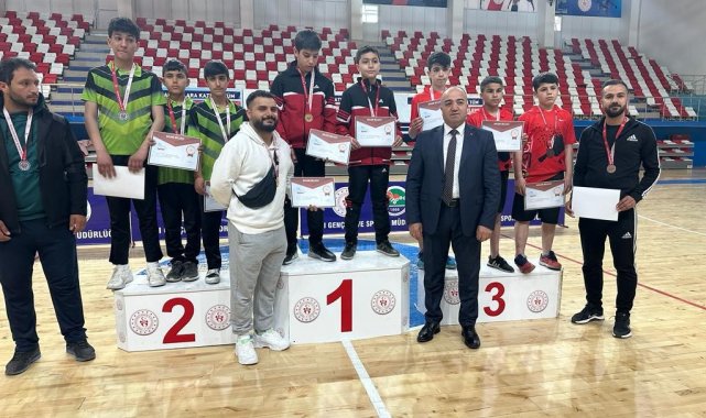 Fatih Ortaokulu masa tenisinde Türkiye finalinde