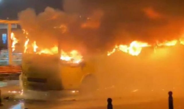 Fatih'te alev alev yanan midibüse tankeri ile müdahale etti