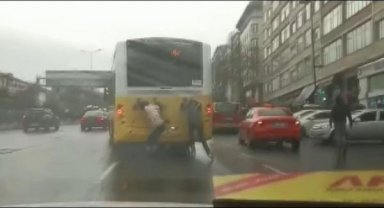 Fatih'te patenlilerin İETT otobüsü arkasında tehlikeli yolculuğu kamerada