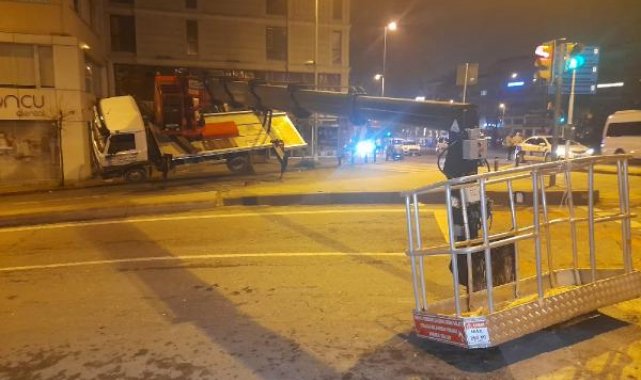 Fatih'te sepetli vinç devrildi: 2 yaralı
