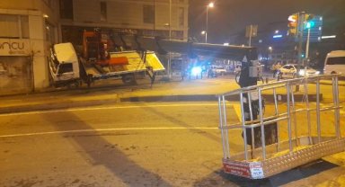Fatih'te sepetli vinç devrildi: 2 yaralı