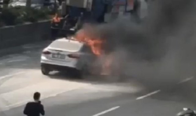 Fatih'te seyir halindeki otomobil alev alev yandı