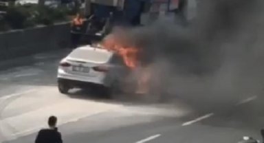 Fatih'te seyir halindeki otomobil alev alev yandı