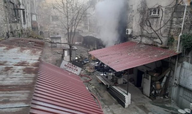 Fatih'te tarihi handaki iş yerinde çıkan yangın söndürüldü