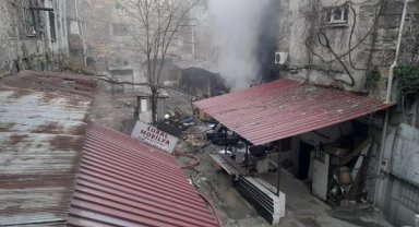Fatih'te tarihi handaki iş yerinde çıkan yangın söndürüldü