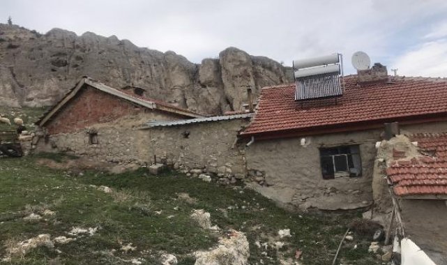 Fay hattının başladığı dağdan kopan kaya parçaları tedirgin ediyor