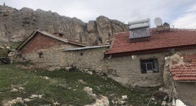 Fay hattının başladığı dağdan kopan kaya parçaları tedirgin ediyor