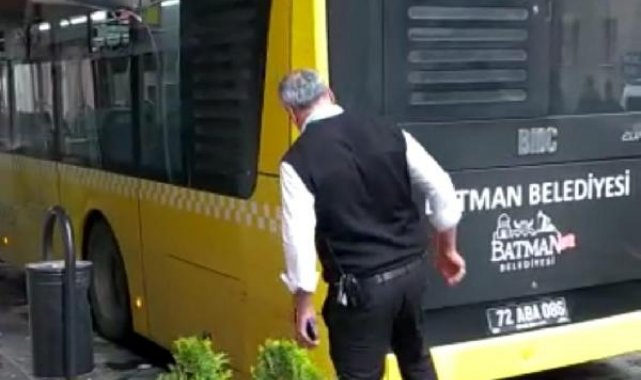 Fenalaşan yolcunun hastaneye götürüldüğü otobüs, acil servisin tavanına sıkıştı