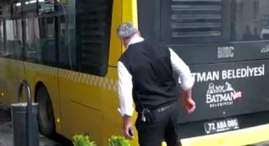 Fenalaşan yolcunun hastaneye götürüldüğü otobüs, acil servisin tavanına sıkıştı