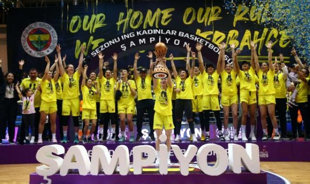 Fenerbahçe Alagöz Holding şampiyonluk kupasını aldı