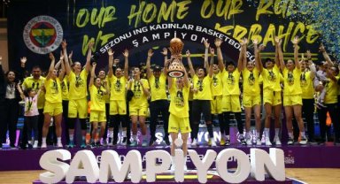 Fenerbahçe Alagöz Holding şampiyonluk kupasını aldı