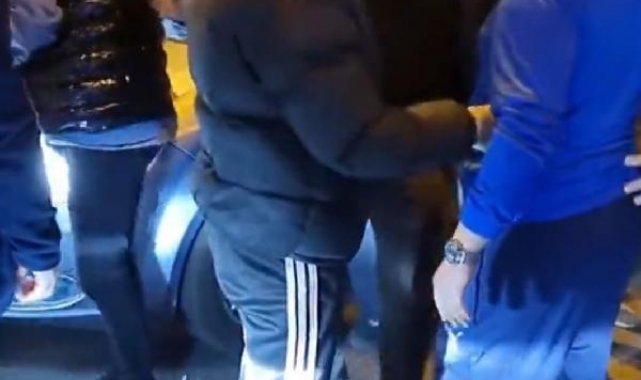 Fenerbahçe stadı önünde taraftarlar sürücüsüyle tartıştıkları otomobile saldırdı