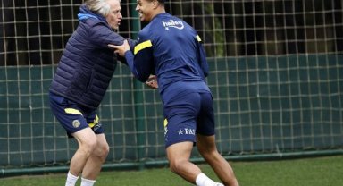 Fenerbahçe'de Oosterwolde takımla çalıştı