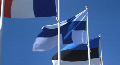 Finlandiya bayrağı, NATO Karargahı'nda göndere çekildi