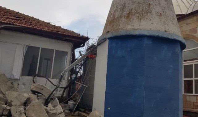 Fırtınada caminin minaresi devrildi, imam yaralandı